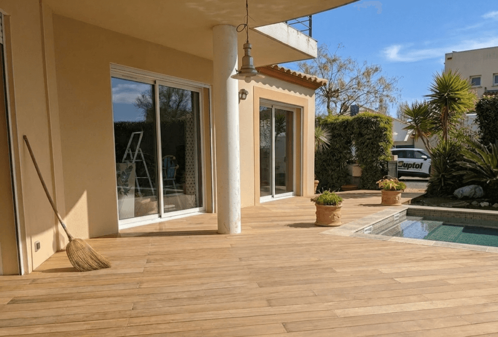 Photo terrasse en Garapa de 70m² réalisée à la grande motte