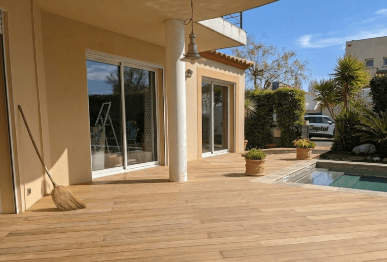 Photo terrasse en Garapa de 70m² réalisée à la grande motte