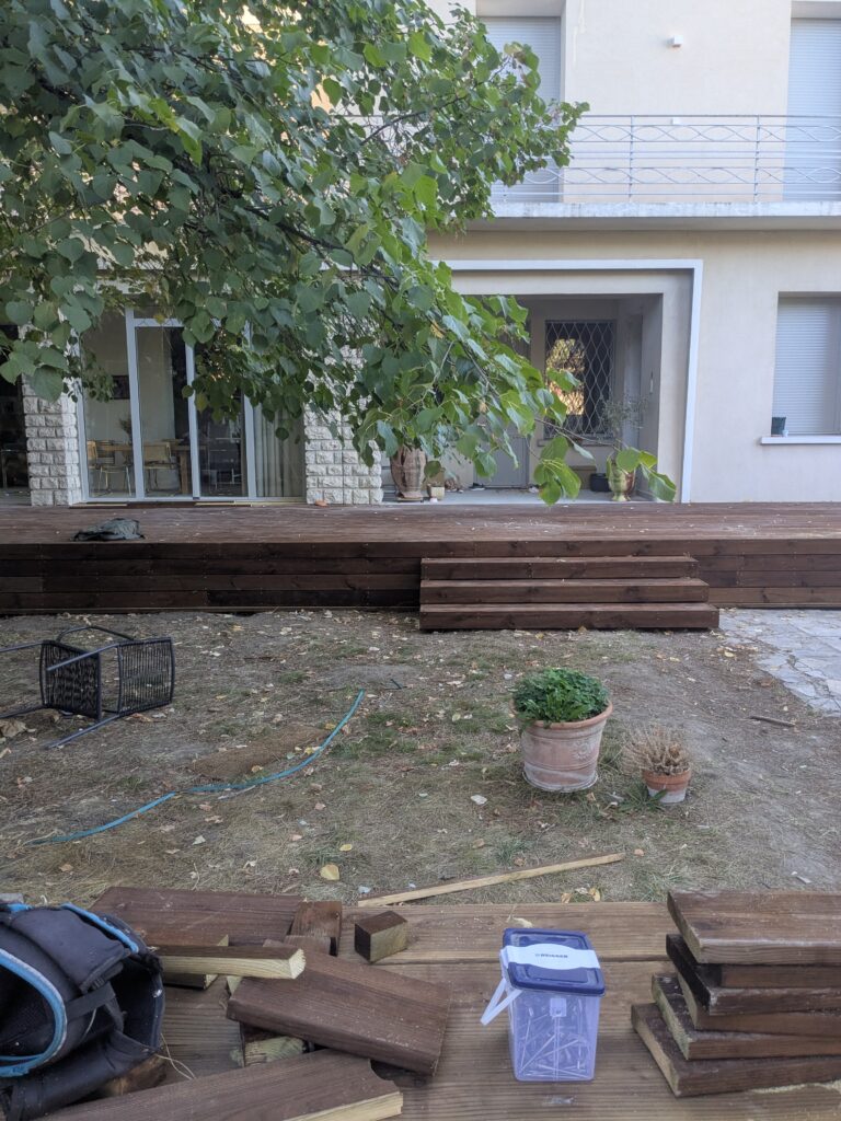 Terrasse bois douglas autoclave à Montpellier. Sur châssis ossature bois. Réalisé par Racine Rustique